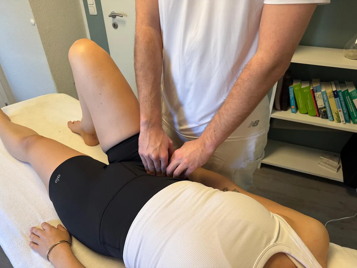 Manuelle Behandlung im Hüft- und Beckenbereich