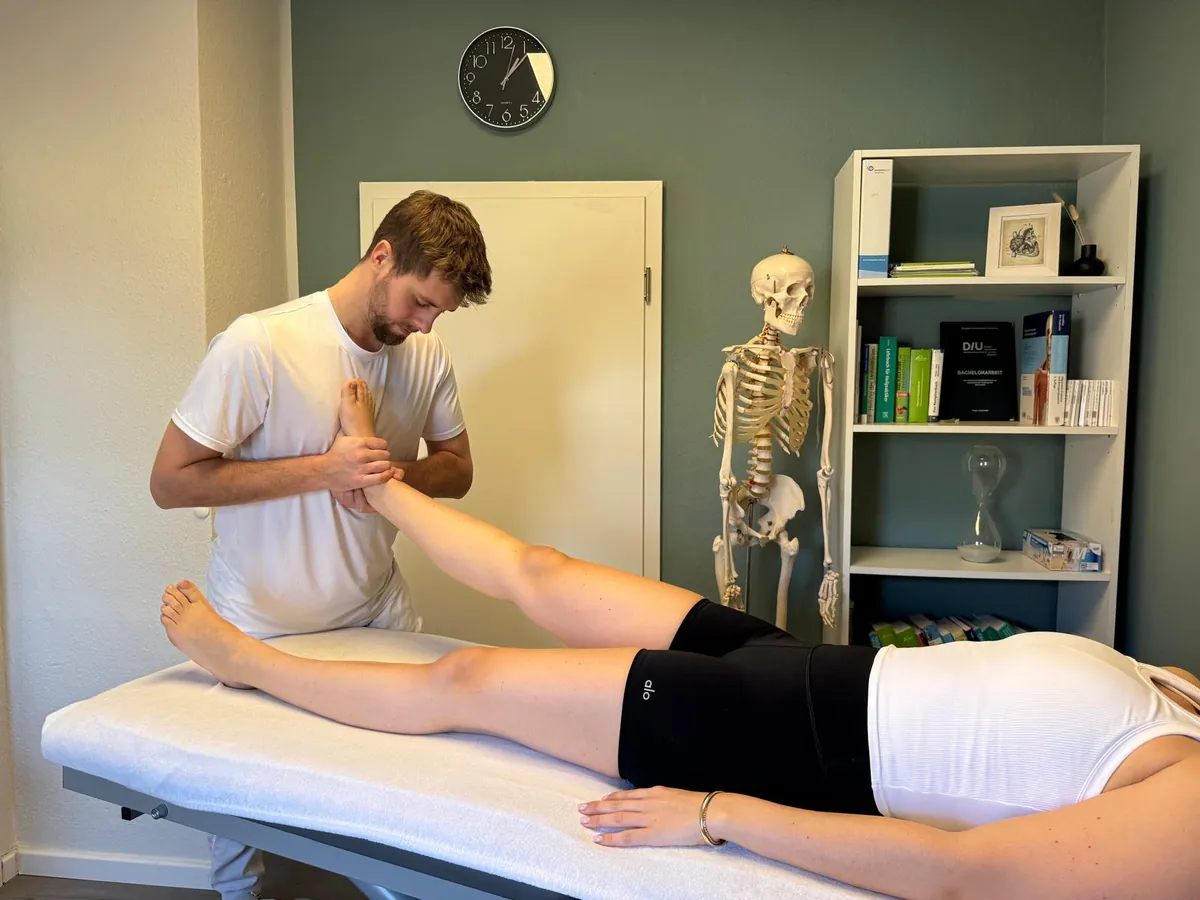Jordi Feldt untersucht das Sprunggelenk einer liegenden Patientin
